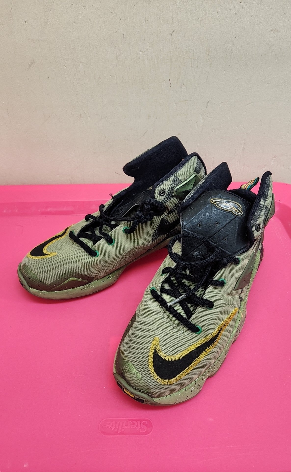 Nike Boy's Size 6-1/2 Green Sneakers